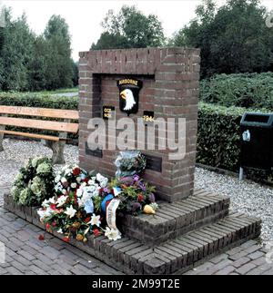 Heteren è un piccolo villaggio immediatamente a sud del Reno a circa 18km km ad ovest di Arnhem. Eretto il 27 settembre 1982, il Brick Memorial, con uno splendido distintivo Screaming Eagle e fiancheggiato da due panchine di legno, porta l'iscrizione, 'gli americani della 101st Divisione Airborne combattuto qui per la nostra libertà ottobre-novembre 1944.' E' stato costruito sul sito di una vecchia base olandese per proiettori costruita nel 1939. Dopo il ritiro della divisione britannica 1st Airborne da Arnhem-Oosterbeek, feroci combattimenti continuarono a sud del Reno fino alla primavera del 1945. Il 2 ottobre 101st AB Division è stata spostata a nord del pas Foto Stock