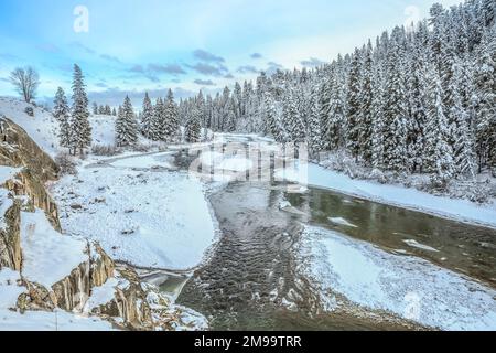 Lamar fiume in inverno al di sopra di slough creek nel parco nazionale di Yellowstone, wyoming Foto Stock