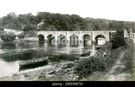 Ponte del Castello attraverso il fiume Cana, Buncrana, Contea di Donegal, Irlanda. Foto Stock