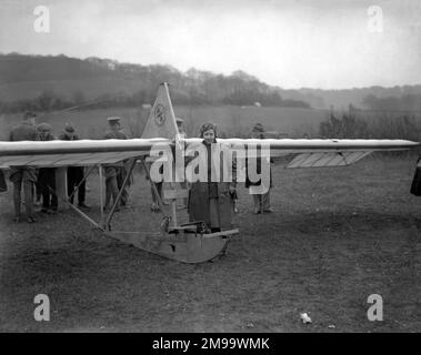 Amy Johnson CBE (1903-1941) - pilota femminile inglese pionieristico (la prima donna a volare da Londra in Australia) in piedi accanto a un aliante primario Zogling costruito da Kegel, vicino a Wendover, Buckinghamshire. Data: 13 aprile 1930 Foto Stock