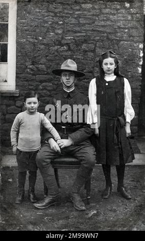 WW1 - Canadian Mountie con i suoi due figli Foto Stock