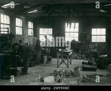 Officina per test motori di macchinari di Lawrence Hathaway, membro di IMechE, presso la sua Trinity Pumps Company, Gobowen. L'azienda produsse pompe galleggianti che furono utilizzate per la prima volta nei motori antincendio e poi nelle automobili. Entré Wern Works, Coventry Climax Engines (L Hathaway Ltd). Foto Stock