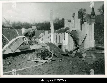 'Prova di macchine di Lawrence Hathaway, membro di IMechE, presso la sua Trinity Pumps Company, Gobowen. L'azienda produsse pompe galleggianti che furono utilizzate per la prima volta nei motori antincendio e poi nelle automobili. Entré Wern Works, Coventry Climax Engines (L Hathaway Ltd). Foto Stock