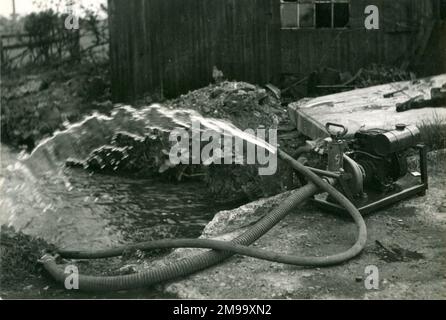 Test del motore di macchinari di Lawrence Hathaway, membro di IMechE, presso la sua Trinity Pumps Company, Gobowen. L'azienda produsse pompe galleggianti che furono utilizzate per la prima volta nei motori antincendio e poi nelle automobili. Entré Wern Works, Coventry Climax Engines (L Hathaway Ltd). Foto Stock