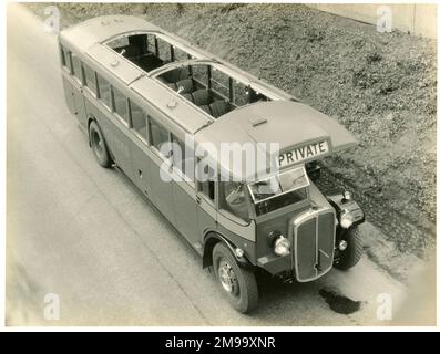 Pullman privato per persone, pullman Thornycroft da 26 posti; dotato di tetto 'easway' e posti a sedere 'non-chafe'. Vista aerea che mostra il tetto aperto. Boby di Thurgood's of Ware. Foto Stock