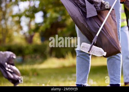 Primo piano di volontari femminili che raccolgono cucciolata in campagna Foto Stock