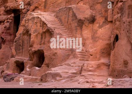 Wadi Musa, Jordan rocce, grotte e la scala vista a Little Petra, Siq al-Barid Foto Stock