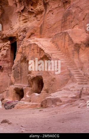 Wadi Musa, Jordan rocce, grotte e la scala vista a Little Petra, Siq al-Barid Foto Stock