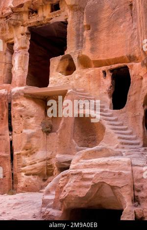 Wadi Musa, Jordan rocce, grotte e la scala vista a Little Petra, Siq al-Barid Foto Stock