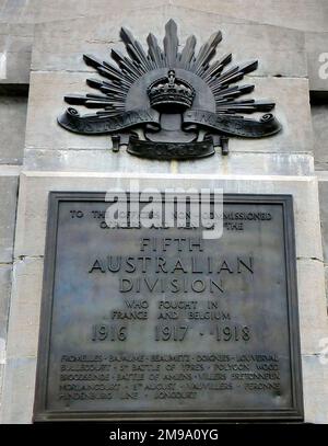 Australian 5th Division Memorial, dettagli targa, Polygon Wood Foto Stock