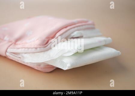 primo piano del cuscinetto sanitario su un tavolo Foto Stock