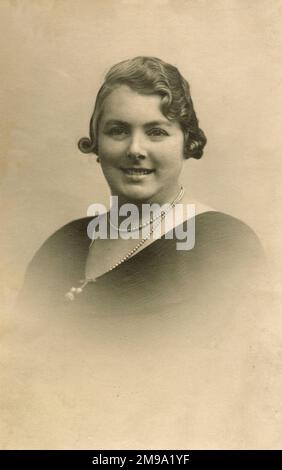 Studio ritratto di una donna sorridente da Hull - Maggio, 1936. Foto Stock