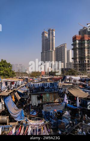 Incredibile vista del Dhobi Ghat a Mumbai, la lavanderia all'aperto più grande del mondo. Impressionante contrasto sociale con i grattacieli dello skyline. Foto Stock