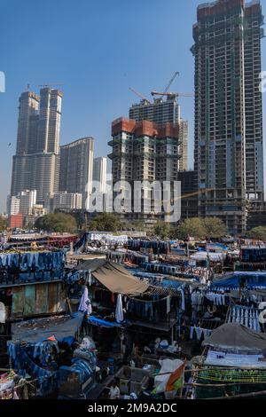 Incredibile vista del Dhobi Ghat a Mumbai, la lavanderia all'aperto più grande del mondo. Impressionante contrasto sociale con i grattacieli dello skyline. Foto Stock