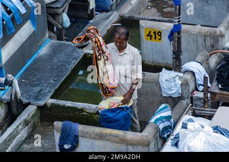 31th dicembre 2022, incredibile vista del Ghat Dhobi a Mumbai, la più grande lavanderia all'aperto del mondo. Foto Stock