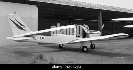 Piper PA-28-140 Cherokee Cruiser tu-TEG ad Abidjan in Costa d'Avorio Foto Stock