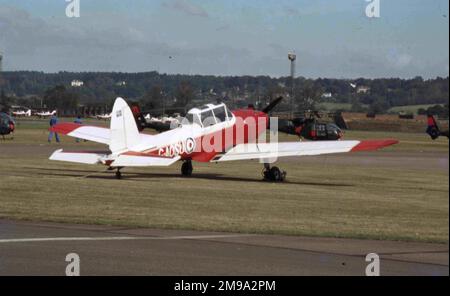 A de Havilland Supermunk (G-AOSU) deltaplano, della Royal Air Force gliding and Soaring Association (RAFGSA). Il RAFGSA, fornisce corsi di avventura in aliante per tutti e tre i servizi, oltre a fornire club di volo per servire i membri dei servizi nei fine settimana e nei giorni festivi. La RAFGSA fornisce inoltre un quadro per le competizioni che i suoi membri possono effettuare a livello regionale, nazionale e internazionale. Foto Stock