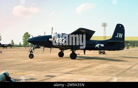 Grumman F7F-3P Tigercat G-RUMT (msn C.167) (ex BuAer No. 80425 - registrazione civile USA N7235C) al RAF Fairford per un Royal International Air Tattoo show. 80425 (MSN C.167) è stato consegnato alla Marina degli Stati Uniti il 10 giugno 1945 e conservato al NAS Litchfield Park, Arizona nel marzo 1954. Ha decurtato carica nel febbraio 1956, ha posto sul registro civile come N7235C ca 1959 e convertito in un bombardiere del fuoco. Riferito 1982 con il gruppo di restauro di velivoli militari, Chino, CA., l'apparecchiatura di bombardamento di fuoco è stata rimossa da settembre 1983. Venduto alla collezione Fighter di Duxford come G-RUMT e venduto negli Stati Uniti al momento della registrazione Foto Stock
