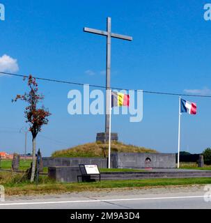 Questa Croce di riconciliazione alta 15 metri, commemora le vittime del primo attacco a gas della guerra perpetrata dai tedeschi il 22 aprile 1915. Un monumento precedente, eretto dal reggimento di fanteria francese del 418th nel 1929, fu fatto saltare in aria dai tedeschi il 8 maggio 1941. Quattro anni dopo, nello stesso giorno, i tedeschi si arresero. Foto Stock