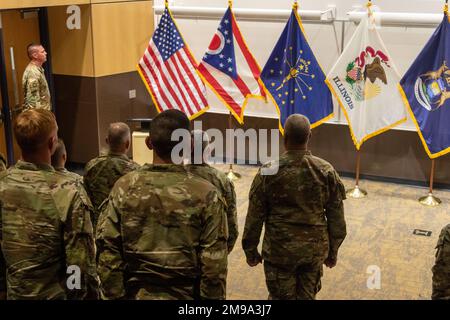 Dodici soldati della Guardia Nazionale che hanno gareggiato nella Regione IV Concorso migliore Guerriero 11-15 maggio 2022, a Camp Ripley, Minnesota, hanno partecipato ad una cerimonia di premiazione. La competizione annuale mette alla prova le abilità militari, la forza fisica e la resistenza dei soldati superiori e degli ufficiali non commissionati dal Minnesota, Wisconsin, Iowa, Illinois, Michigan, Indiana e le Guardie nazionali dell'Ohio. I vincitori si trasferiranno al concorso della Guardia Nazionale dal 20 al 30 luglio 2022 a Camp Smyrna, Tennessee. (Foto della Guardia Nazionale del Minnesota di Sgt. Mahsima Alkamooneh) Foto Stock