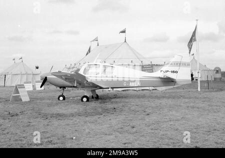 Beagle B.121 serie 2 Pup 150 G-AVLN (msn B.121-004) alla fiera aerea di Biggin Hill. Foto Stock