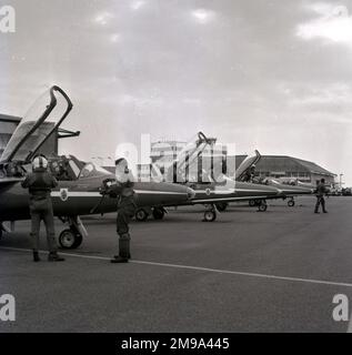 Royal Air Force Folland Gnat T.1 allenatori delle Red Arrows, preparandosi a tornare alla RAF Little Rissington dopo un itinerario di volo lontano dalla base della RAF Little Rissington. Foto Stock