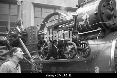 Ad un rally di motore di trazione fuori del Museo della Scienza e della tecnologia su Newhall Street, Birmingham:- modello di motore di trazione sul bordo di corsa di un motore di dimensioni normali Foto Stock