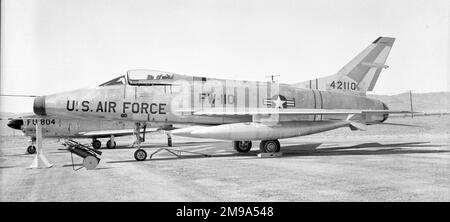 United States Air Force - North American F-100C-25-NA Super Sabre 54-2110 (msn 217-371) del 476th Fighter-Day Squadron / 479th Fighter-Day Wing a Palmdale. 2110 si schiantò nei pressi di Boron, CA, il 14 aprile 1958, il pilota espulso in modo sicuro. Foto Stock