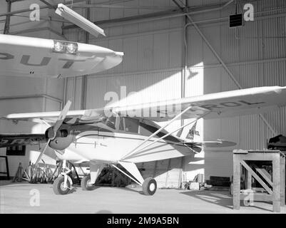 Piper PA-22 Tri-Pacer G-AROL (msn 22-8796) Foto Stock