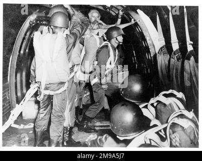 Allenamento paracadutismo tailandese della Royal Air Force al RAF Sembawang di Singapore 05:luce rossa! In attesa che la luce verde segnali il salto. (Rosso acceso - in attesa della spia verde) Foto Stock