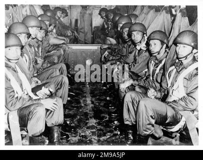 Allenamento paracadutismo tailandese da parte della Royal Air Force al RAF Sembawang di Singapore 03:prendi posto sull'aereo Valletta . (Seduta in Valletta) Foto Stock
