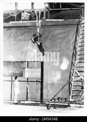 Allenamento di paracadutismo tailandese da parte della Royal Air Force a RAF Sembawang a Singapore 09:l'allenamento di rappelling giù dall'albero quando il paracadute si è bloccato nell'albero. Si tratta di un corso di formazione. (Addestramento per il rappelling, una volta disimpegnato dall'imbragatura per paracadute, durante un Foto Stock