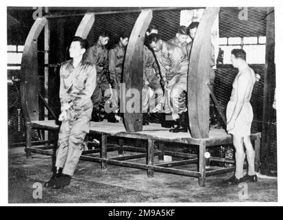 Allenamento di paracadutismo tailandese da parte della Royal Air Force al RAF Sembawang a Singapore 06:l'allenamento è saltato fuori dalla porta dell'aereo. (Formazione per l'uscita dall'aeromobile). Foto Stock