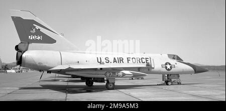 United States Air Force - Convair F-106A Delta Dart 57-0231 del 87th Fighter-Interceptor Squadron alla base dell'aeronautica di Hamilton (la Hamilton AFB è stata chiusa nel 1973 e il campo d'aviazione è stato completamente ristrutturato come zone umide di marea in un progetto di conservazione). Foto Stock