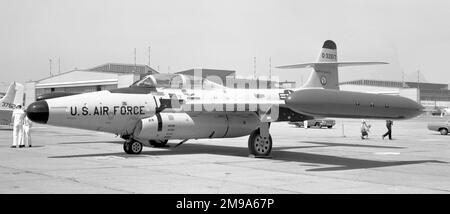 North Dakota Air National Guard - Northrop F-89d-55-NO Scorpion 53-2517, del 178th Fighter Interceptor Squadron, North Dakota Air National Guard, presso una Naval Air Station, (con A-1H Skyraider Buno 137624 sullo sfondo). Il F-89d ha introdotto un armamento a razzo con cinquantadue Mk 4 Folding-fin Aerial Rocket (FFAR) nel 1-3 in avanti del carburante punta-ala - pod arma e 308 galloni USA di carburante nel 2-3 posteriore. *1955: USAF 11th FIS (515th ADG).*1958: North Dakota ANG 178th FIS.*1960: Vermont ANG 134th FIS. Foto Stock