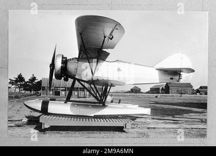 Aichi AB-3 Reconnaissance Seaplane, ordinato dalla Marina imperiale giapponese, per l'uso sulla nuova nave da guerra della Marina cinese ordinata dal cantiere navale Harima in Giappone. Alimentata da un motore radiale Gasuden 130hp, la struttura aerea, quando smontata, doveva inserirsi in un'area 3,20m (10ft 6in) di 3,3m (10ft l0in) di larghezza. Attingendo all'esperienza nella progettazione della AB-2 strettamente correlata, Tetsuo Miki, designer di aerei di Aichi, ha completato il prototipo nel gennaio 1932. I voli di prova sono stati effettuati dai piloti di prova di Aichi, Kanekichi Yokoyama e Tamizo Amagai, dal porto di Nagoya, a partire dal febbraio di quell'anno. Questo becam Foto Stock