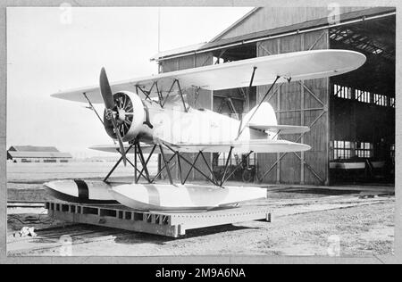 Aichi AB-3 Reconnaissance Seaplane, ordinato dalla Marina imperiale giapponese, per l'uso sulla nuova nave da guerra della Marina cinese ordinata dal cantiere navale Harima in Giappone. Alimentata da un motore radiale Gasuden 130hp, la struttura aerea, quando smontata, doveva inserirsi in un'area 3,20m (10ft 6in) di 3,3m (10ft l0in) di larghezza. Attingendo all'esperienza nella progettazione della AB-2 strettamente correlata, Tetsuo Miki, designer di aerei di Aichi, ha completato il prototipo nel gennaio 1932. I voli di prova sono stati effettuati dai piloti di prova di Aichi, Kanekichi Yokoyama e Tamizo Amagai, dal porto di Nagoya, a partire dal febbraio di quell'anno. Questo becam Foto Stock