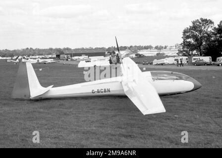 Scheibe SF-27M G-BCBN, monoposto a medio rendimento con motore retrattile, presso il campo di aviazione di Maribes Bosworth durante un Concorso nazionale di vela britannico. Foto Stock