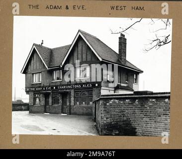 Fotografia di Adam & Eve PH, West Ham, Londra. Il lato principale della stampa (mostrato qui) raffigura: La faccia destra sulla vista del pub. Il retro della stampa (disponibile su richiesta) dettagli: Nothing for the Adam & Eve, West Ham, London E15 3LZ. A partire da luglio 2018 . Demolito maggio 1994 . via non esiste più Foto Stock