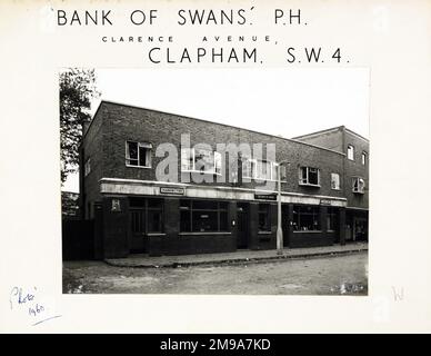 Fotografia di Bank of Swans PH, Clapham, Londra. Il lato principale della stampa (mostrato qui) raffigura: La faccia sinistra sulla vista del pub. Il retro della stampa (disponibile su richiesta) dettagli: Trading Record 1958 . 1961 per la Bank of Swans, Clapham, Londra SW4 8PP. A partire da luglio 2018 . Chiuso il 2012 . futuro ancora incerto . Aprile 2018 bricked up Foto Stock