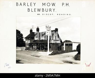 Fotografia di Barley Mow PH, Blewbury, Oxfordshire. Il lato principale della stampa (mostrato qui) raffigura: La faccia destra sulla vista del pub. Il retro della stampa (disponibile su richiesta) dettagli: Niente per il Barley Mow, Blewbury, Oxfordshire OX11 9NU. A partire da luglio 2018 . Rinominato il mirtillo Foto Stock