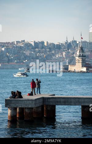 istanbul, Turchia Gennaio 3 2020 : Vista della Torre di Maiden sullo sfondo e la gente che guarda la vista sul molo sulla spiaggia Foto Stock