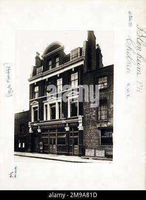 Fotografia di Blenheim PH, Chelsea, Londra. Il lato principale della stampa (mostrato qui) raffigura: La faccia destra sulla vista del pub. Il retro della stampa (disponibile su richiesta) dettagli: Niente per il Blenheim, Chelsea, Londra SW3 3QP. A partire da luglio 2018 . Originariamente Hall & Woodhouse. Chiuso 2003 diventare Tom's Kitchen nel novembre 2006 aperto dallo chef stellato Michelin Tom Aikens. Foto Stock