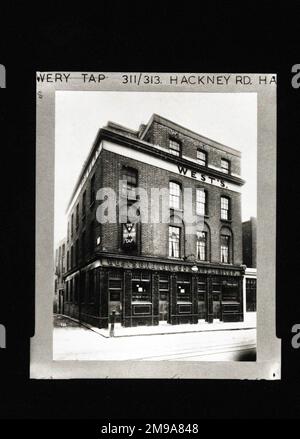 Fotografia di Brewery Tap PH, Hackney, Londra. Il lato principale della stampa (mostrato qui) raffigura: La faccia sinistra sulla vista del pub. Il retro della stampa (disponibile su richiesta) dettagli: Photographer ID for the Brewery Tap, Hackney, London E2 7AX. A partire da luglio 2018 . Demolito . Ora Haggerston Park Foto Stock