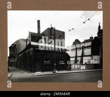 Fotografia di Brewery Tap PH, Hackney, Londra. Il lato principale della stampa (mostrato qui) raffigura: La faccia sinistra sulla vista del pub. Il retro della stampa (disponibile su richiesta) dettagli: Nothing for the Brewery Tap, Hackney, London E2 7AX. A partire da luglio 2018 . Demolito . Ora Haggerston Park Foto Stock