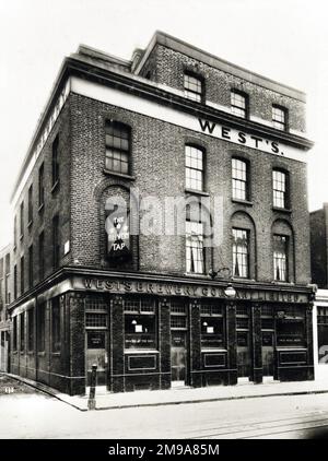 Fotografia di Brewery Tap PH, Hackney, Londra. Il lato principale della stampa (mostrato qui) raffigura: La faccia sinistra sulla vista del pub. Il retro della stampa (disponibile su richiesta) dettagli: Photographer ID for the Brewery Tap, Hackney, London E2 7AX. A partire da luglio 2018 . Demolito . Ora Haggerston Park Foto Stock