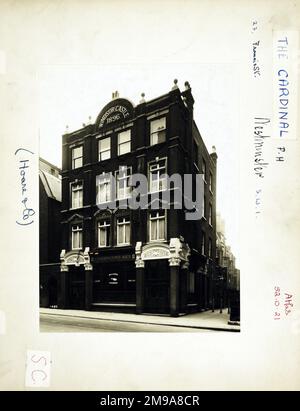 Fotografia del Cardinale PH, Westminster, Londra. Il lato principale della stampa (mostrato qui) raffigura: La faccia destra sulla vista del pub. Il retro della stampa (disponibile su richiesta) dettagli: Trading Record 1934 = 1961 per il Cardinal, Westminster, Londra SW1P 1DN. A partire da luglio 2018 . Ribattezzato Castello di Windsor . Sam Smiths Foto Stock