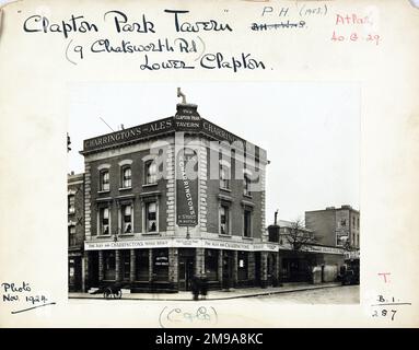 Fotografia di Clapton Park Tavern , Lower Clapton, Londra. Il lato principale della stampa (mostrato qui) raffigura: Angolo sulla vista del pub. Il retro della stampa (disponibile su richiesta) dettagli: Trading Record 1913 . 1954 per la Clapton Park Tavern, Lower Clapton, Londra E5 0LH. A partire da luglio 2018 . Chiuso e ora un ristorante Pizza. Verendi nel 2018 Foto Stock