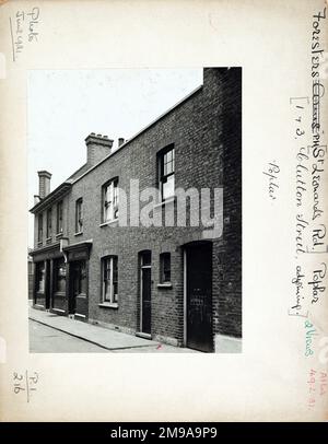 Fotografia di Foresters Arms, Poplar, Londra. Il lato principale della stampa (mostrato qui) raffigura: Side Street del pub. Il retro della stampa (disponibile su richiesta) dettagli: Nothing for the Foresters Arms, Poplar, London E14 6QN. A partire da luglio 2018 . Re.address a 253 St Leonards Road. Venduto e chiuso 2004 e successivamente convertito ed esteso per creare 6 appartamenti c. Foto Stock