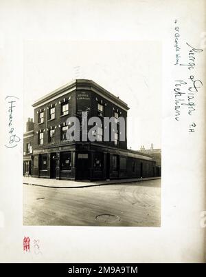 Fotografia di George & Dragon PH, Peckham, Londra. Il lato principale della stampa (mostrato qui) raffigura: Angolo sulla vista del pub. Il retro della stampa (disponibile su richiesta) dettagli: Trading Record 1934 . 1961 per The George & Dragon, Peckham, Londra SE15 6QW. A partire da luglio 2018 . Demolito Foto Stock